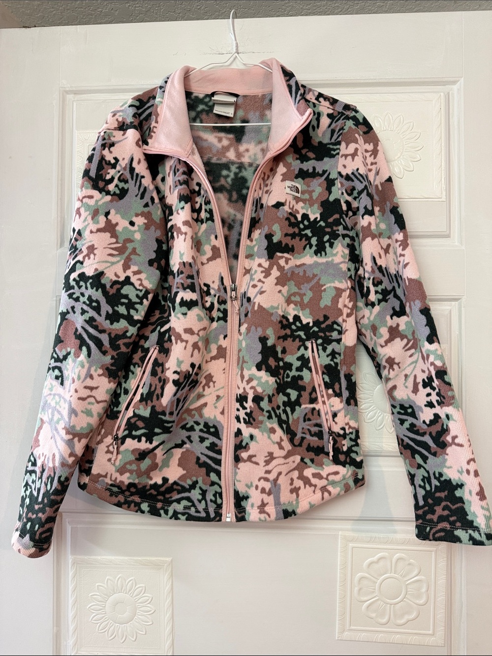 North face jacket, with pockets. Size large. Cool pattern and great item.
